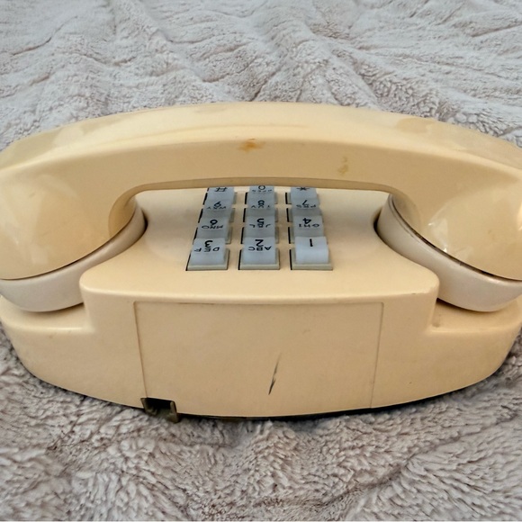 Vintage 1980s AT&T, princess touchtone phone - beige cream color collector piece - Picture 7 of 10